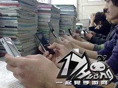 你还在偷偷摸摸玩手机 国外立法学生可带手机