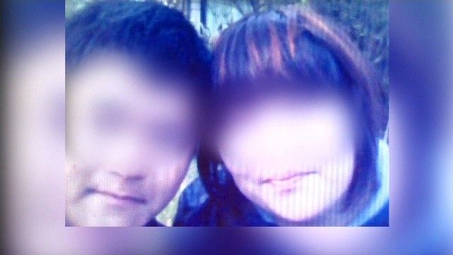 据台媒报道,在台湾的彰化,19岁的年轻爸妈奉子成婚,上个月,这对年轻爸妈又因为情绪不稳重摔3个月大的男婴,导致婴儿脑浆碎裂,经医生检查确定死亡。年轻爸妈辩称没有虐待只是不会带小孩。不过从这位小爸爸的个人社交媒体上发现,夫妻俩宁愿花时间玩游戏,长时间挂在网络上,还常为了谁来照顾小孩吵架,显见根本不是不会养小孩,而是不想养。不过热恋时满心期待的爱情结晶,最后因为养不起不想负责任,活活把孩子虐待致死,还毫无悔意,令人实在觉得太离谱。