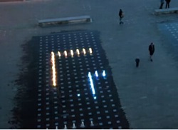 手游占领公共场所 操作伦敦喷泉玩贪吃蛇