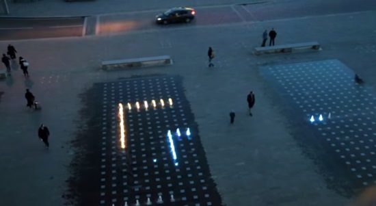 一款名为《谷仓喷泉》（Granary Squirt，暂译）的应用程序目前已经登陆iOS平台与安卓平台，它可以让用户控制伦敦国王十字区谷仓广场（Granary Square）公共喷水池的喷泉。不仅如此，用户还可以使用这款应用来玩一个“巨大”的《贪吃蛇》游戏，并且同时游戏的用户数量最多可以达到八个人，每一个人都可以操作一条由喷泉喷头组成的贪吃蛇。