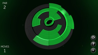 游戏开始,我们可以看到一个由几个圆圈组成的大圆盘,圆盘上的这些圈被切割成了相同数量的小块,小块被涂上了不同的颜色,每一个圆环可以整体旋转移动,