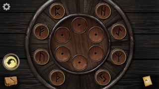 和一般的寻物解谜类游戏差不多,本作主要就是分为解谜+寻物两部分。玩家玩时除了需要通过点击屏幕四处探路寻找可用的工具,还要积极动脑,解开各种烧脑谜题,才能寻得激活下一张地图的线索。游戏有 70+ 个场景,背景音曲调悠扬,音效都搭配得挺应景,此次首免,感兴趣的可以玩玩。