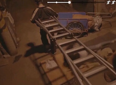 自上周公布了人物角色卡片之后，官方又放出了一段实际游戏展示视频。在游戏中玩家通过滑动 屏幕和虚拟摇杆来完成一系列实际操作，按照画面提示进行操作后就会出现真人的动作场景，虽 然操作方法并不复杂但因为所有场面都是真人实际拍摄所以十分带感。