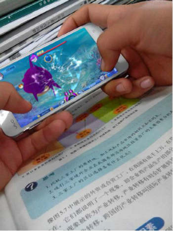 不删游戏没收手机&nbsp;校长玩真的！《压寨捕鱼》躺